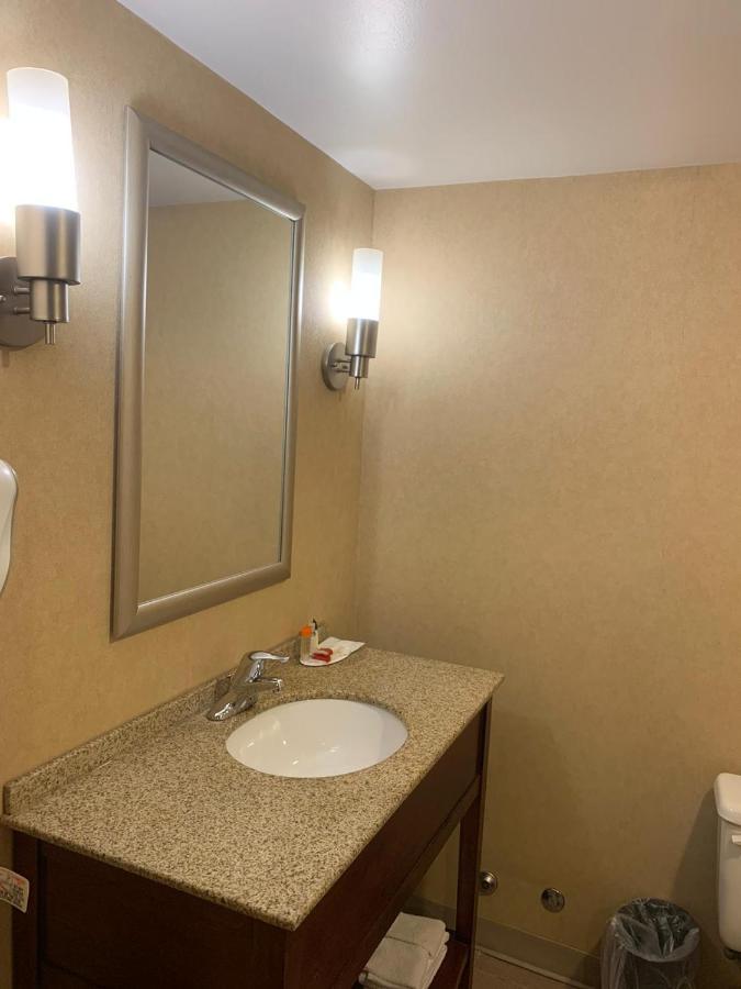 Ramada By Wyndham Niagara Falls/Fallsview Esterno foto