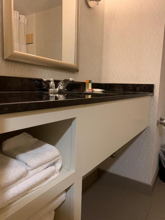 Ramada By Wyndham Niagara Falls/Fallsview Esterno foto