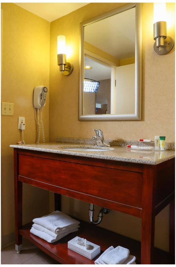 Ramada By Wyndham Niagara Falls/Fallsview Esterno foto