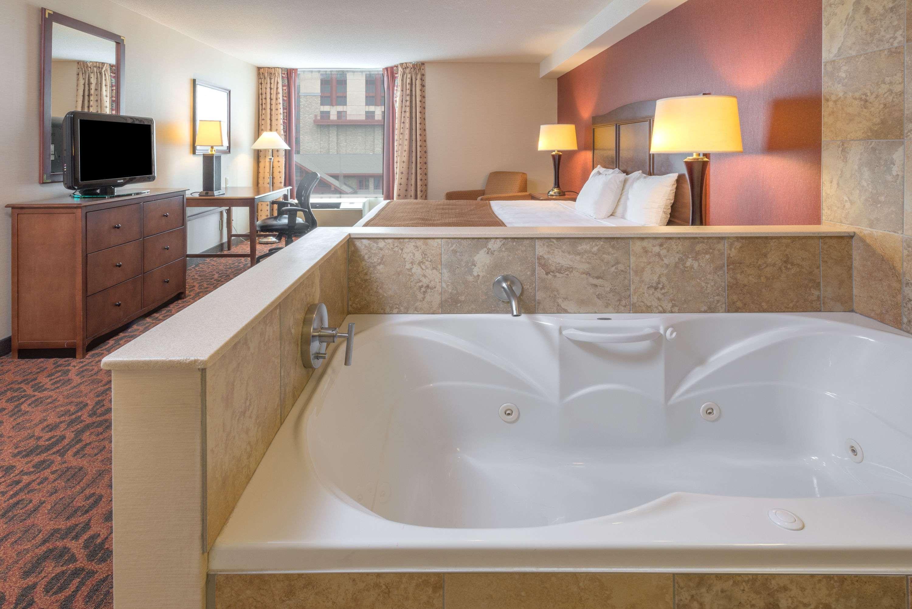 Ramada By Wyndham Niagara Falls/Fallsview Esterno foto