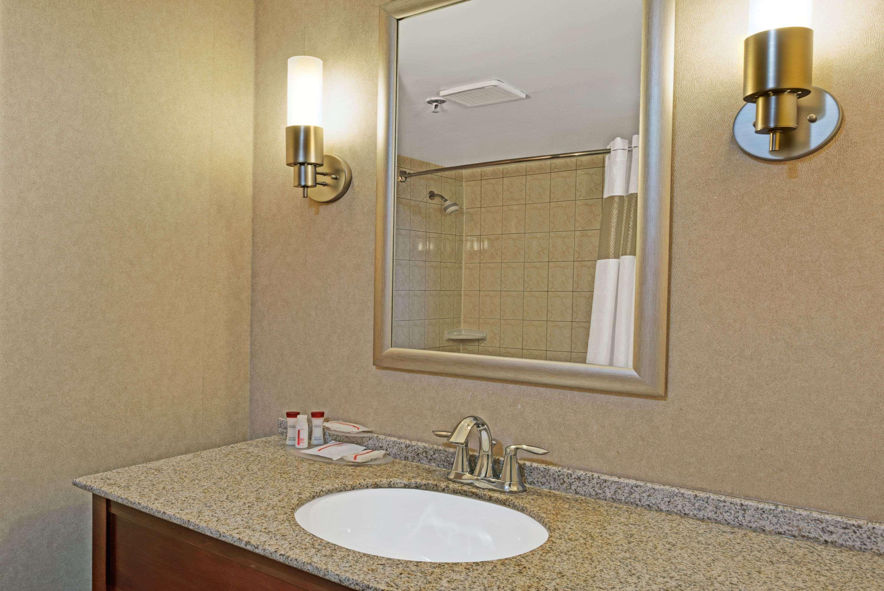 Ramada By Wyndham Niagara Falls/Fallsview Esterno foto