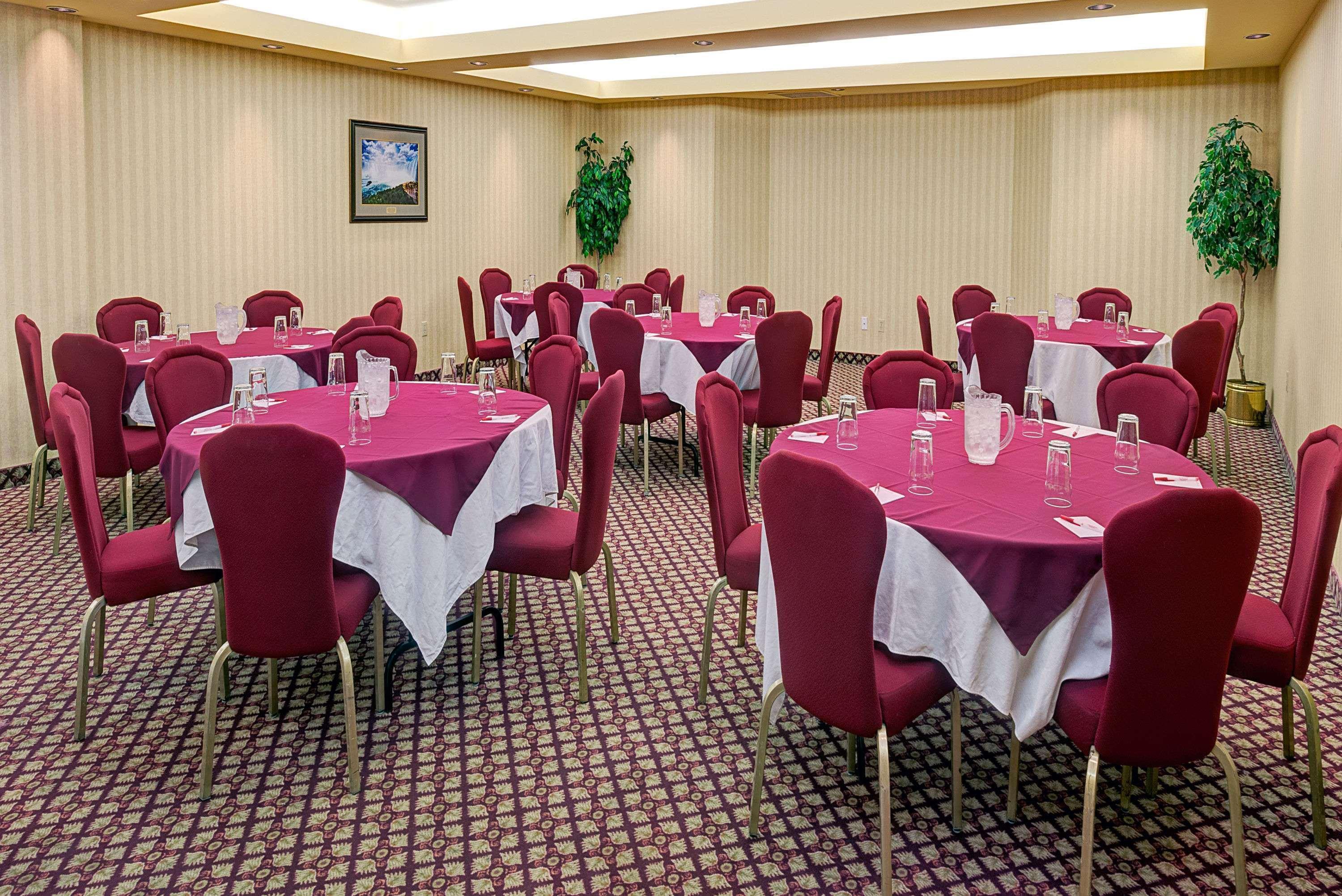 Ramada By Wyndham Niagara Falls/Fallsview Esterno foto