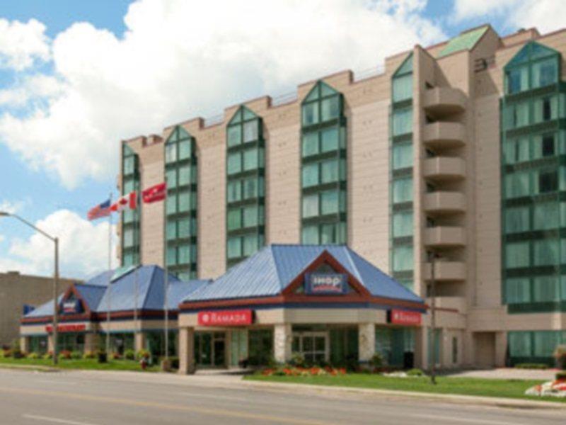 Ramada By Wyndham Niagara Falls/Fallsview Esterno foto
