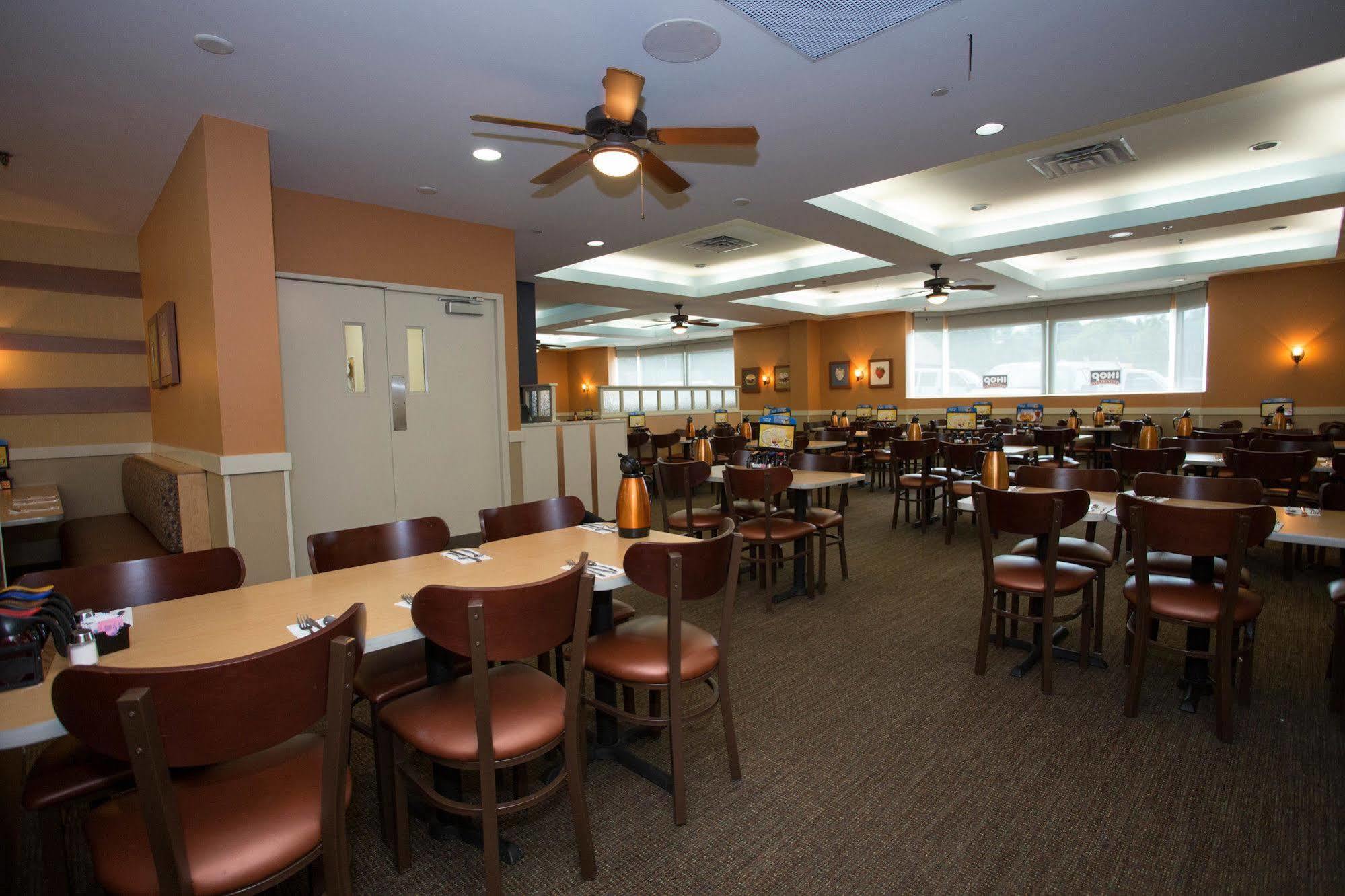 Ramada By Wyndham Niagara Falls/Fallsview Esterno foto
