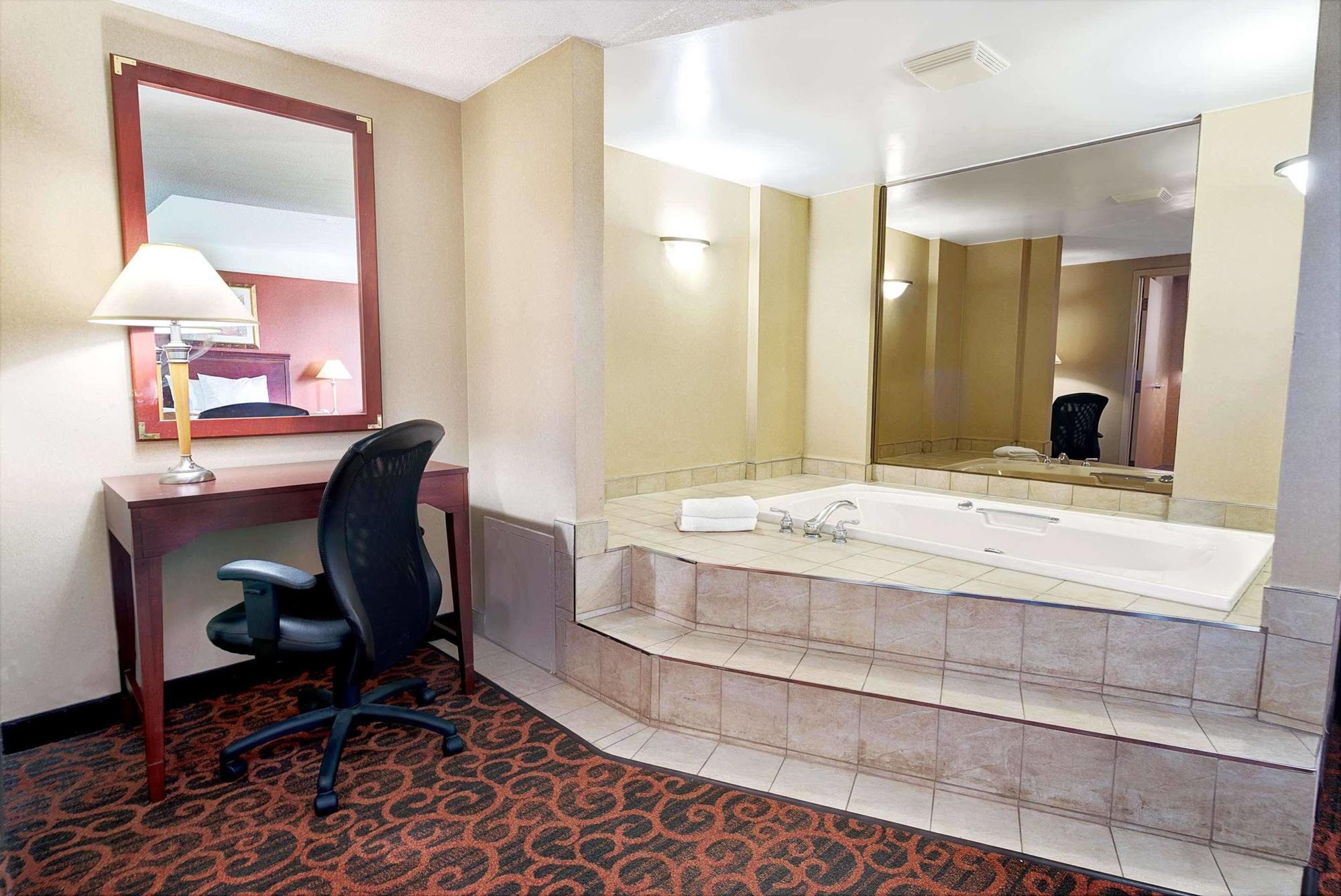 Ramada By Wyndham Niagara Falls/Fallsview Esterno foto