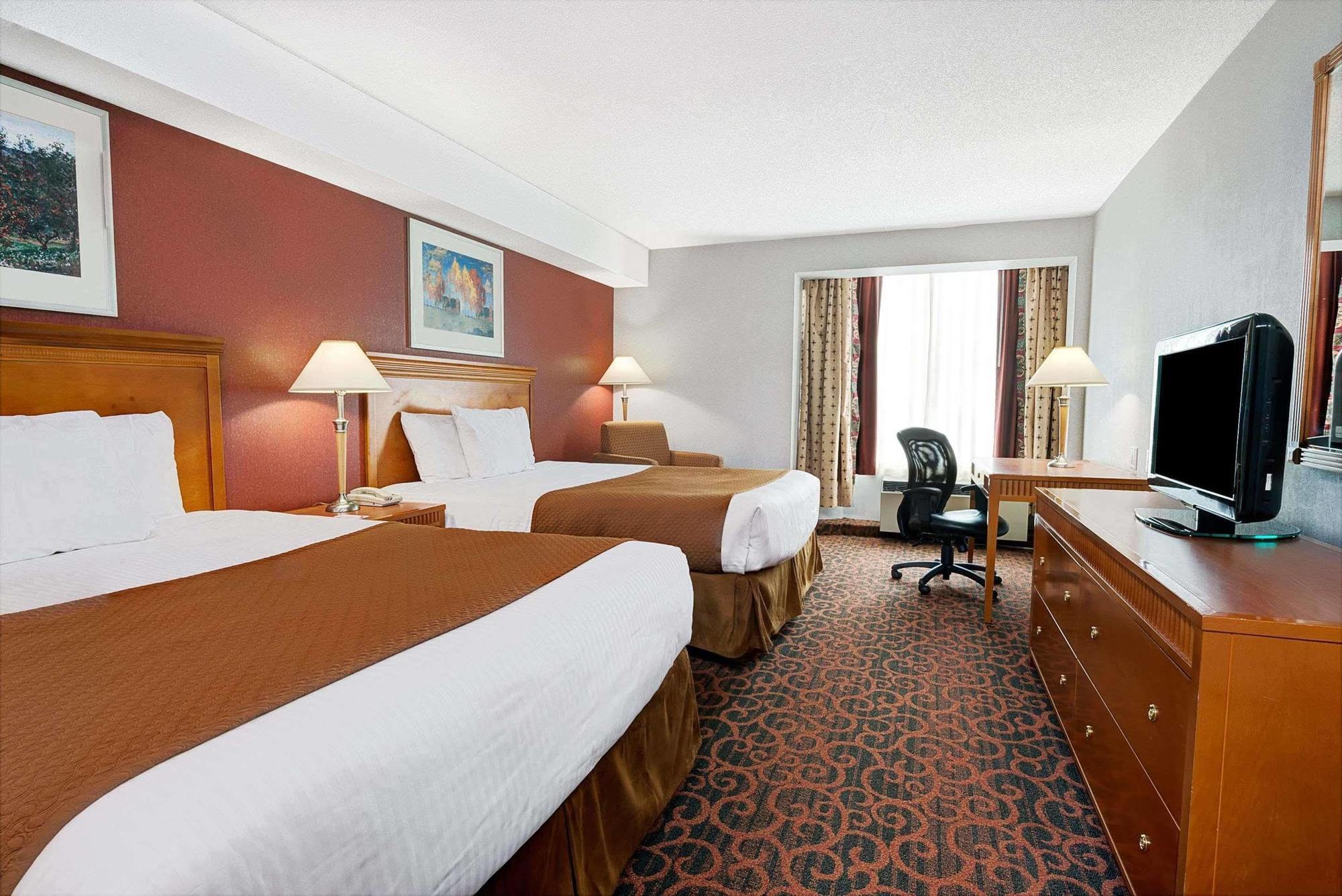 Ramada By Wyndham Niagara Falls/Fallsview Esterno foto